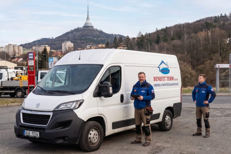 Nástěnná klimatizace před instalací s personálem s výhledem na Ještěd, Liberec – bterm.cz